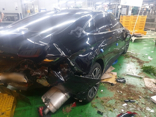 만나주지 않는다는 이유로 자신의 차량으로 남친의 차량과 공장을 부숴버린 피해 현장의 모습. <피해자 제공>